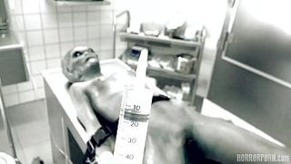 Доктор в лаборатории поласкал узкую вагину девки инопланетянки и вставил ей